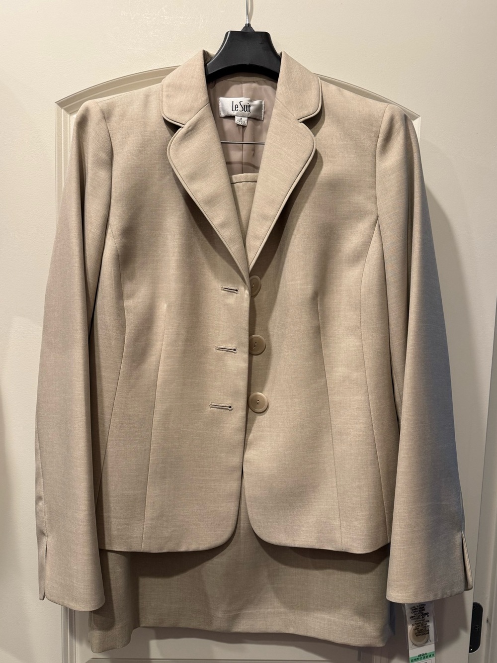 Le Suit - Women's Light Beige Notch-Lapel Blazer Skirt Set - NWT